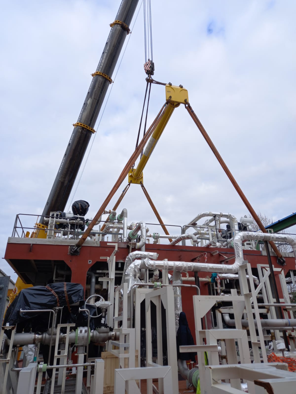 Montaggi su coperta tubazioni LNG con piping industriale e tubazioni prefabbricate S.N.A. Impianti